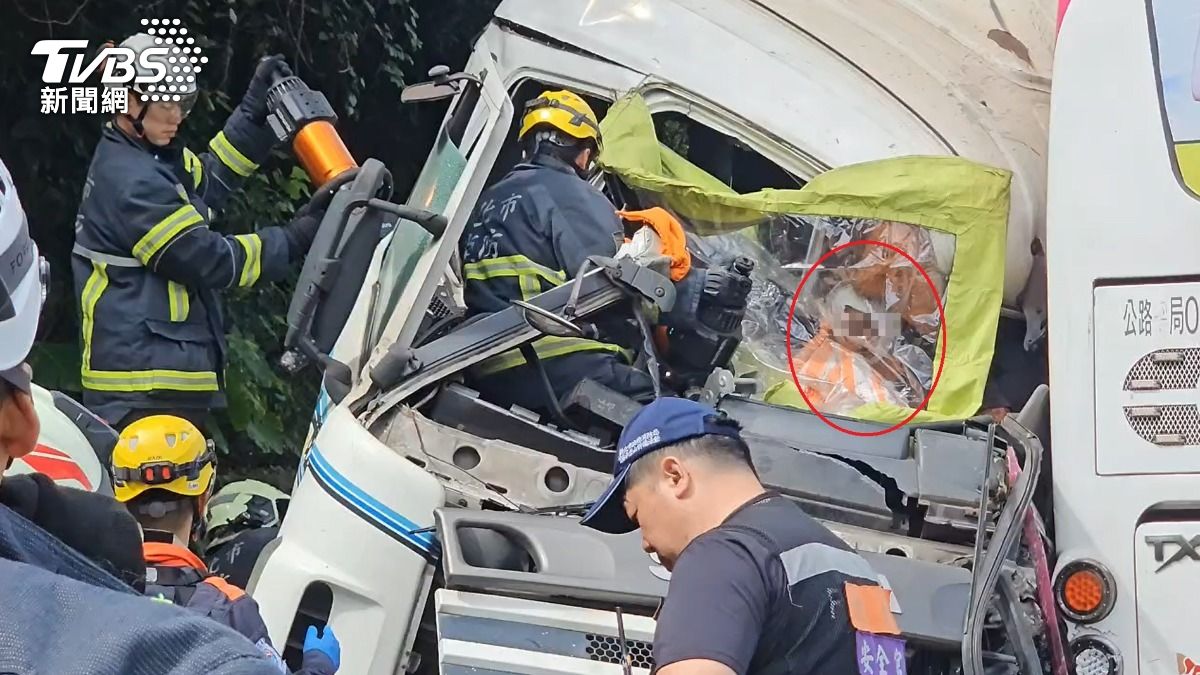 萬里聯結車對撞客運！駕駛卡凹陷車頭滿臉血　待救畫面曝