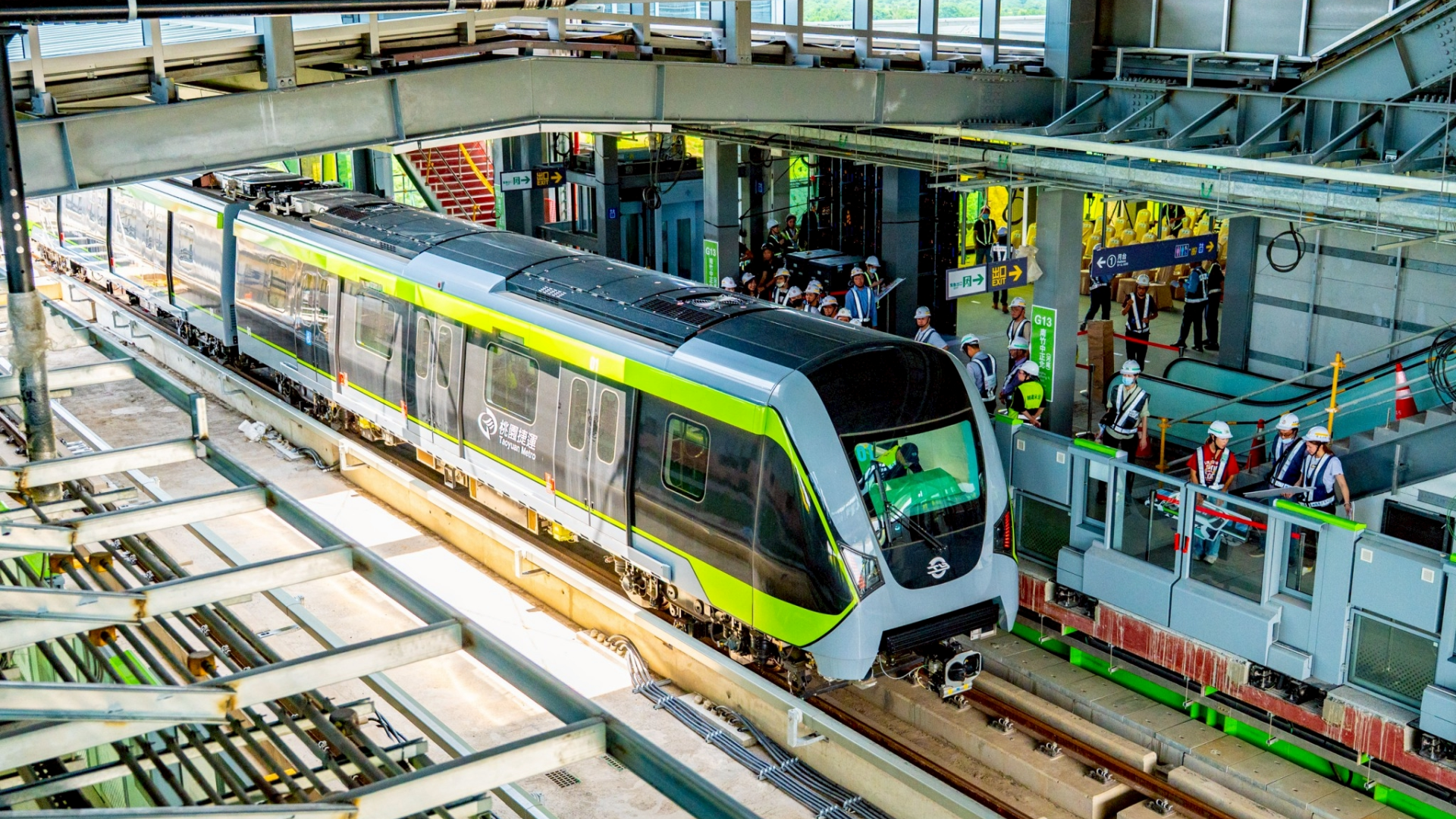 ▲桃園市長張善政16日親自領軍,視察桃園捷運綠線首列車駛入主線高架橋測試,力拼明年底北段7站通車。(圖片來源:桃園市政府捷運工程局)