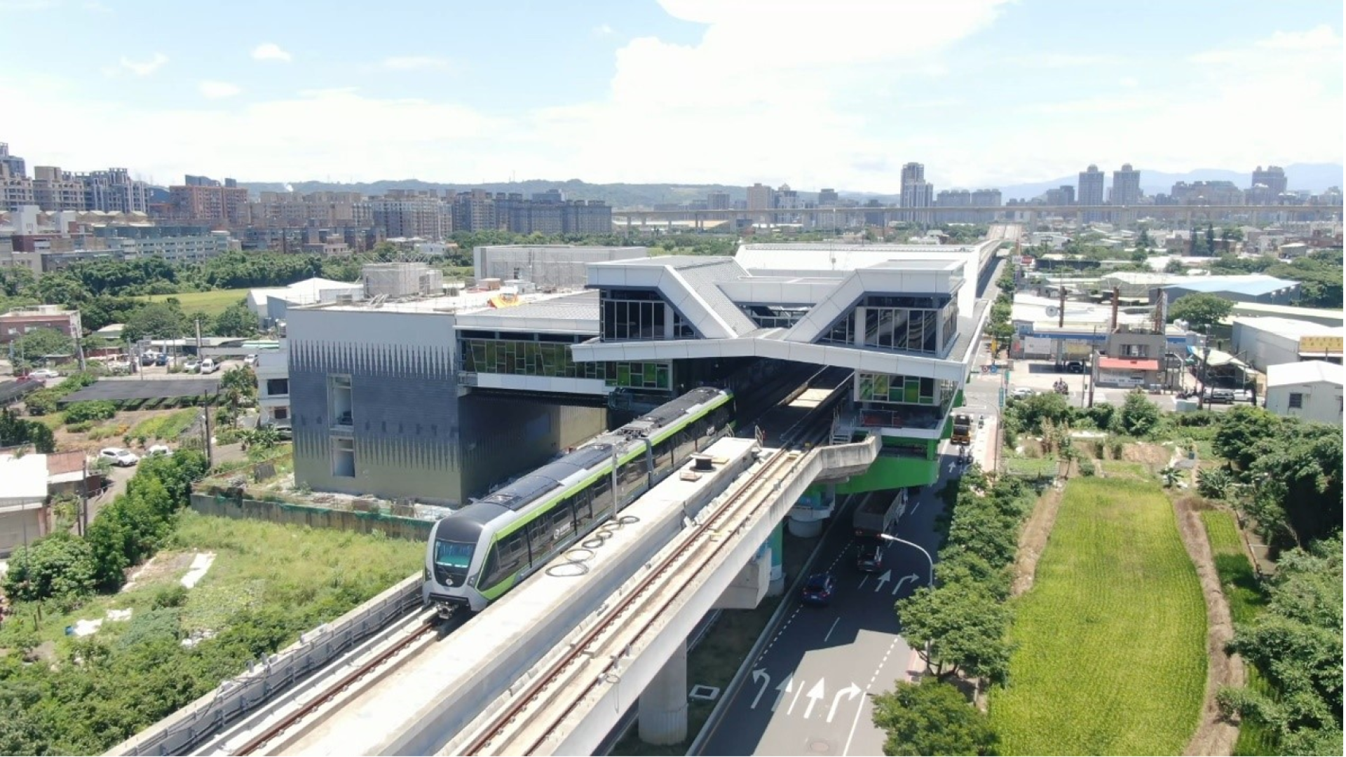 ▲首列車於高架段進行動態測試作業。(圖片來源:桃園市政府捷運工程局)