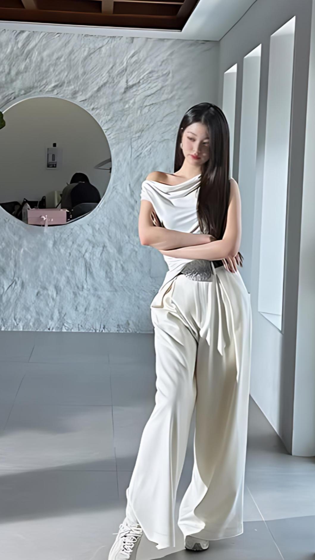 張員瑛也是典型的H型身材。(圖/翻攝自IG@for_everyoung10)