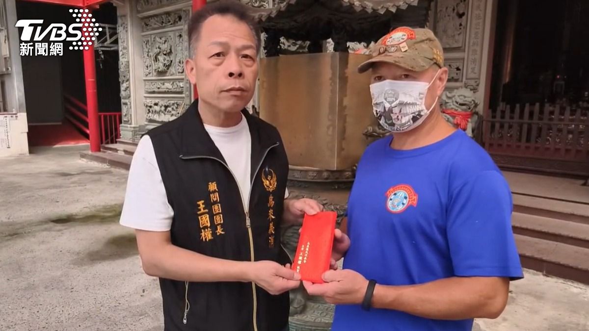 王國權致贈慰問金。(圖/陳冠宇攝)