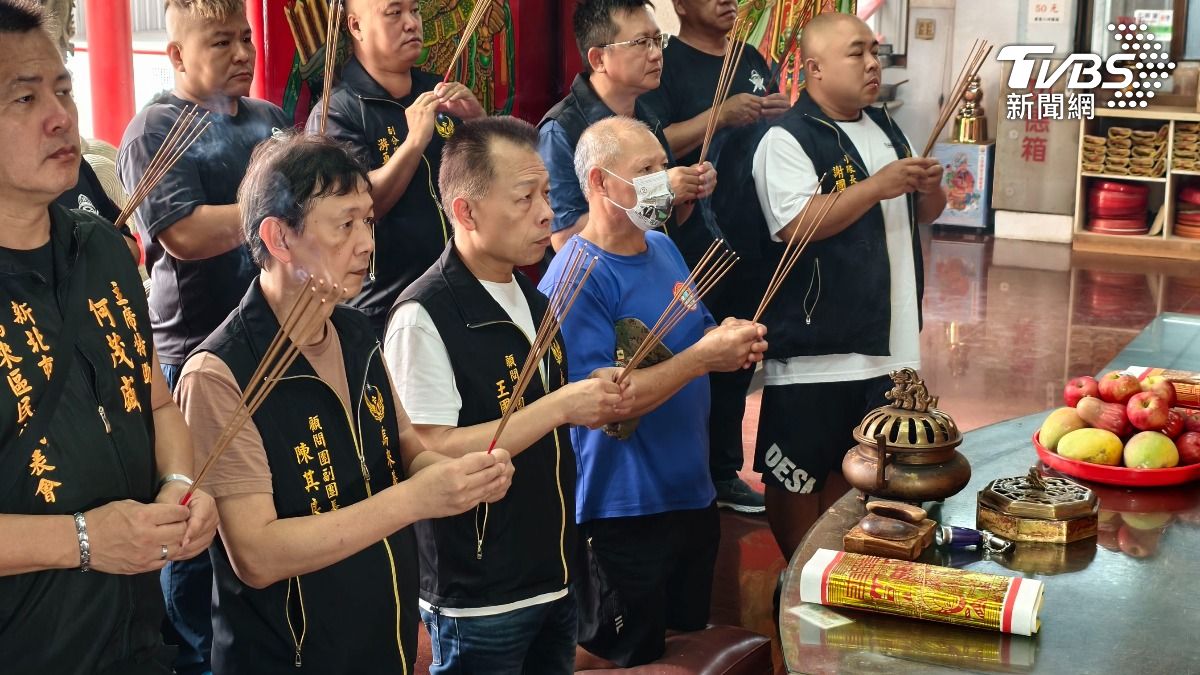 烏來義消分隊顧問團長王國權率全體同仁前往福德宮祈福。(圖/陳冠宇攝)