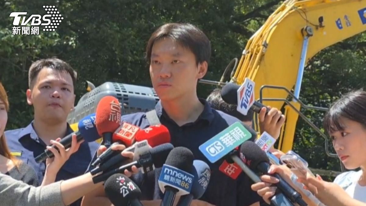 目擊員警莊育承事發後第一時間衝上前協助救援。（圖／TVBS）