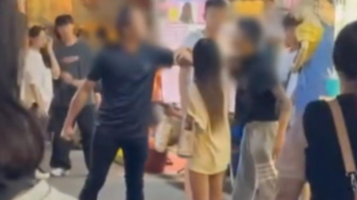 兩名男子在湳雅夜市大打出手。（翻攝自社會事新聞影音）