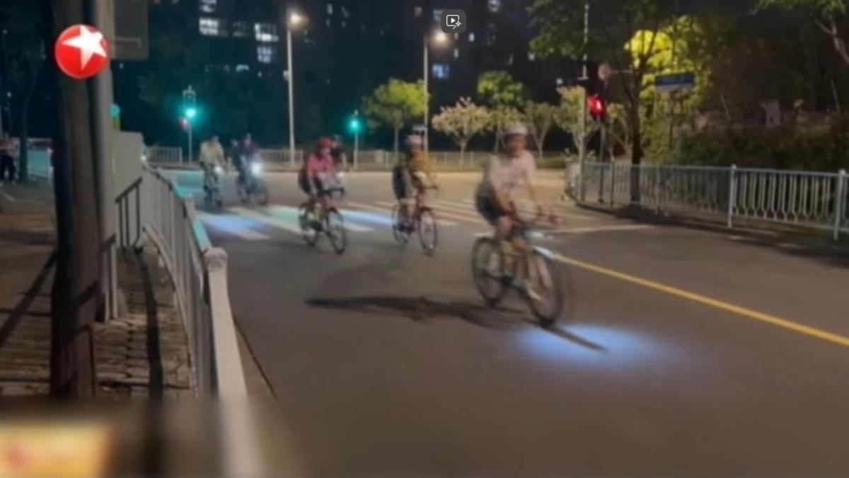 上海街頭出現「暴騎團」,二十多輛單車隊伍在市區道路高速狂飆。(圖/上海東方衛視)