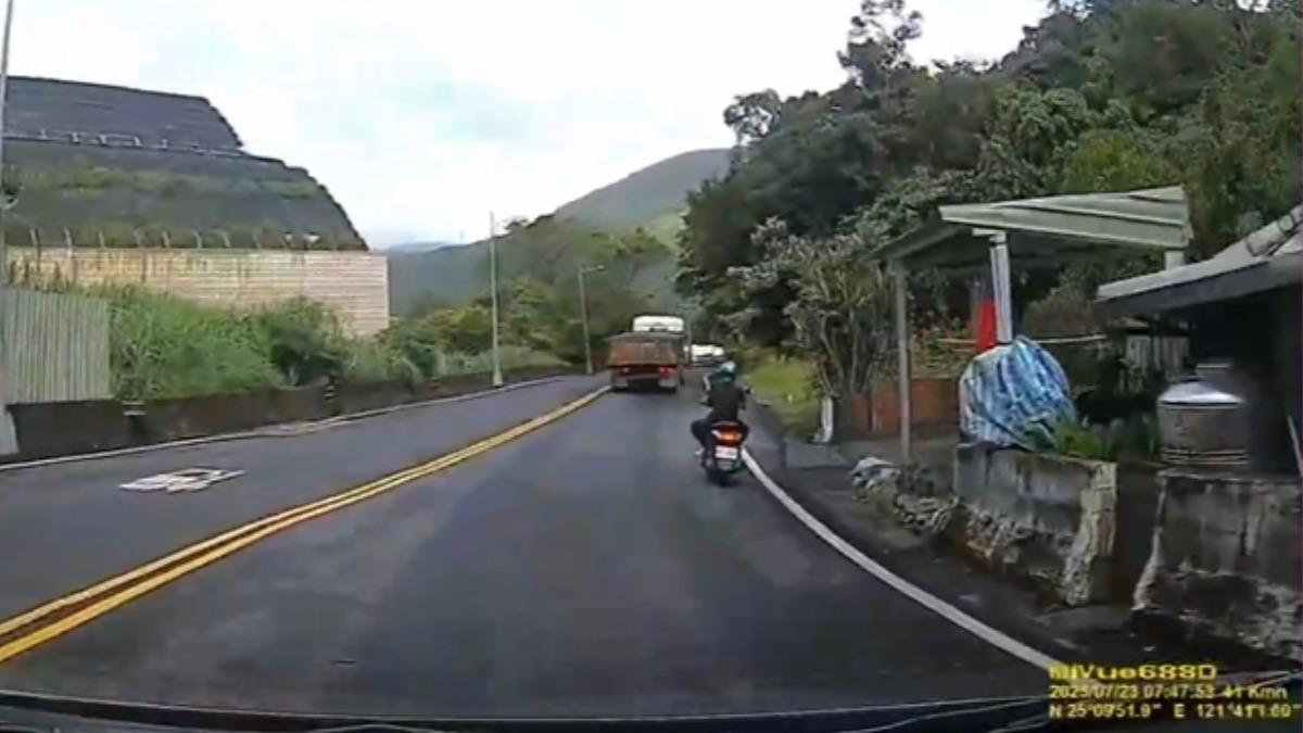 事發前，聯結車裝載與行駛速度目測皆正常。（圖／員警莊育承 提供）