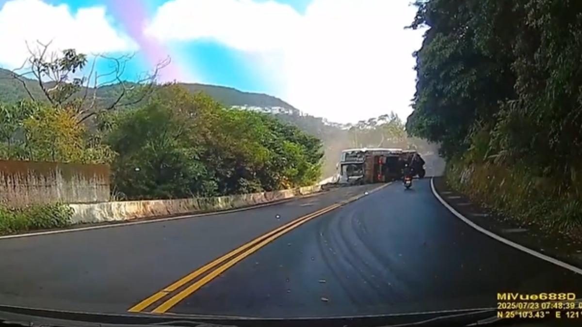 聯結車過彎後就撞上客運翻覆。（圖／員警莊育承 提供）