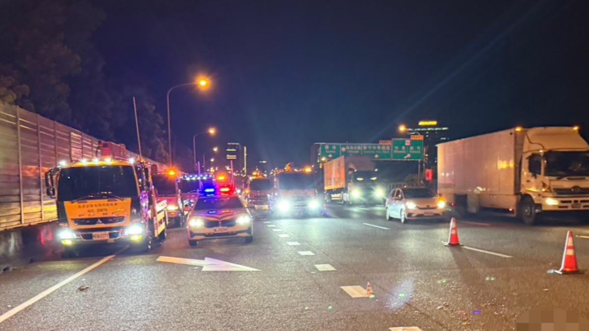 駕駛摔出車外倒臥國道，遭8車輾過身亡。（圖／警方提供）