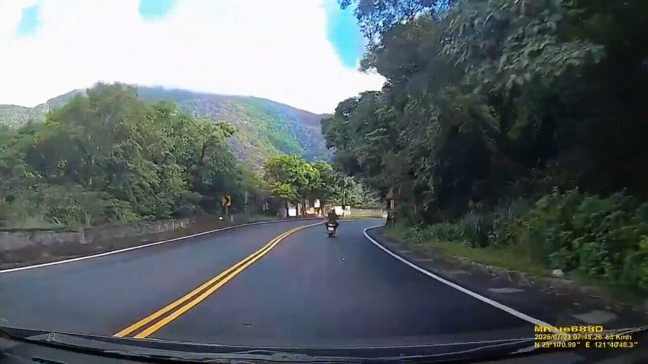 有片/一過彎就目擊萬里嚴重車禍 勇警急上客運救乘客、司機