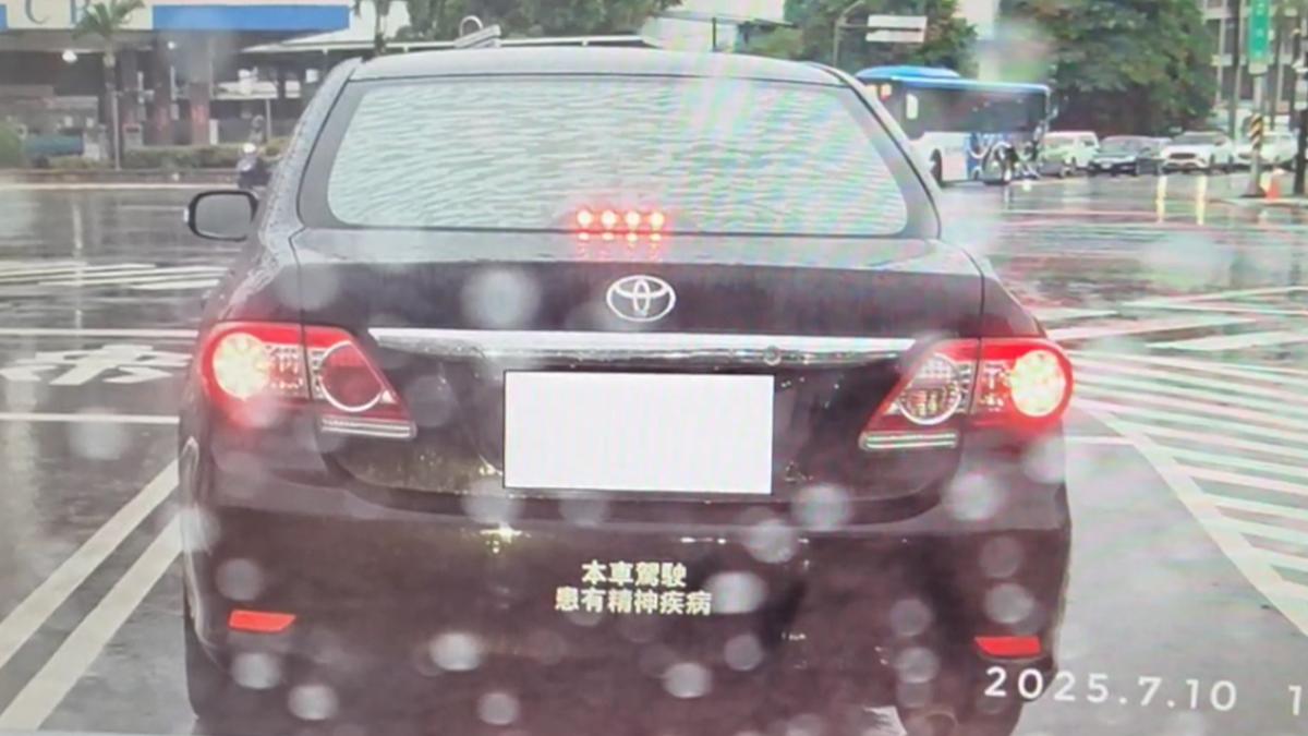 愛車貼著「本車駕駛,患有精神疾病」,事後車主收到來自監理所的公文,通知檢據體檢報告(圖/翻攝 爆廢公社)