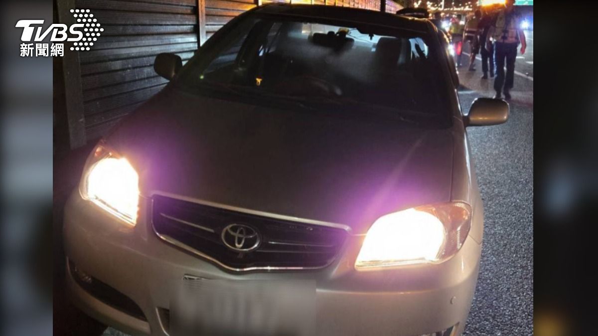 張男的車仍繼續滑行。（圖／TVBS）