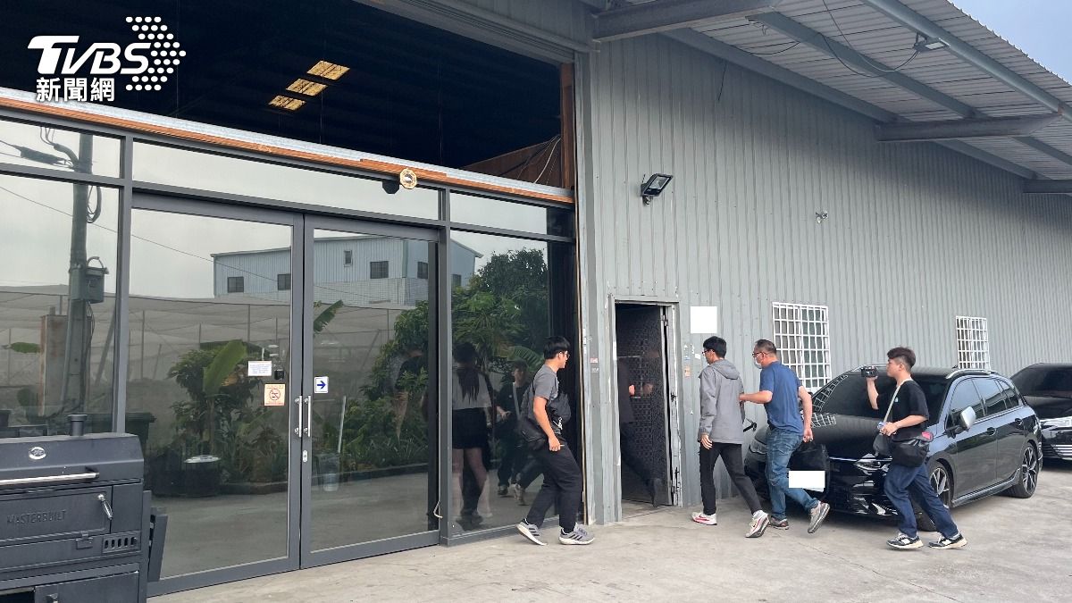 警突襲台中倉庫,7嫌遭逮全傻了。(圖/警方提供)