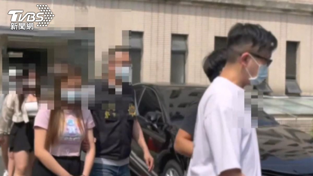 警突襲台中倉庫,揭80億洗錢機房長髮女尖叫「沒幹嘛」。(圖/警方提供)