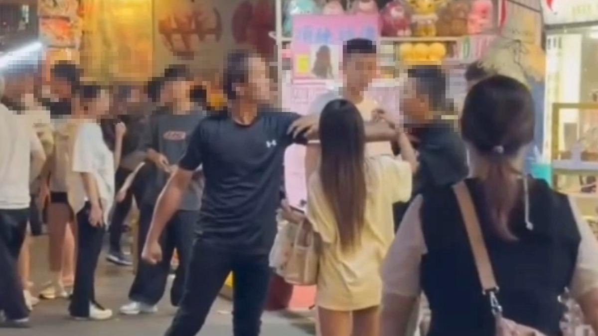 夜市衝突!89猴遭精壯伯痛扁 女友急喊:不要打我男友