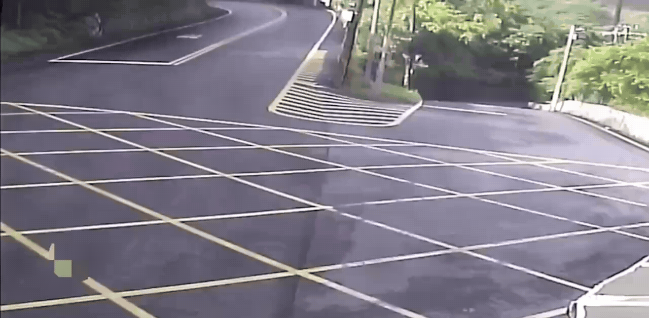 萬里區一輛聯結車今(23)日早撞上國光客運。(圖/TVBS)
