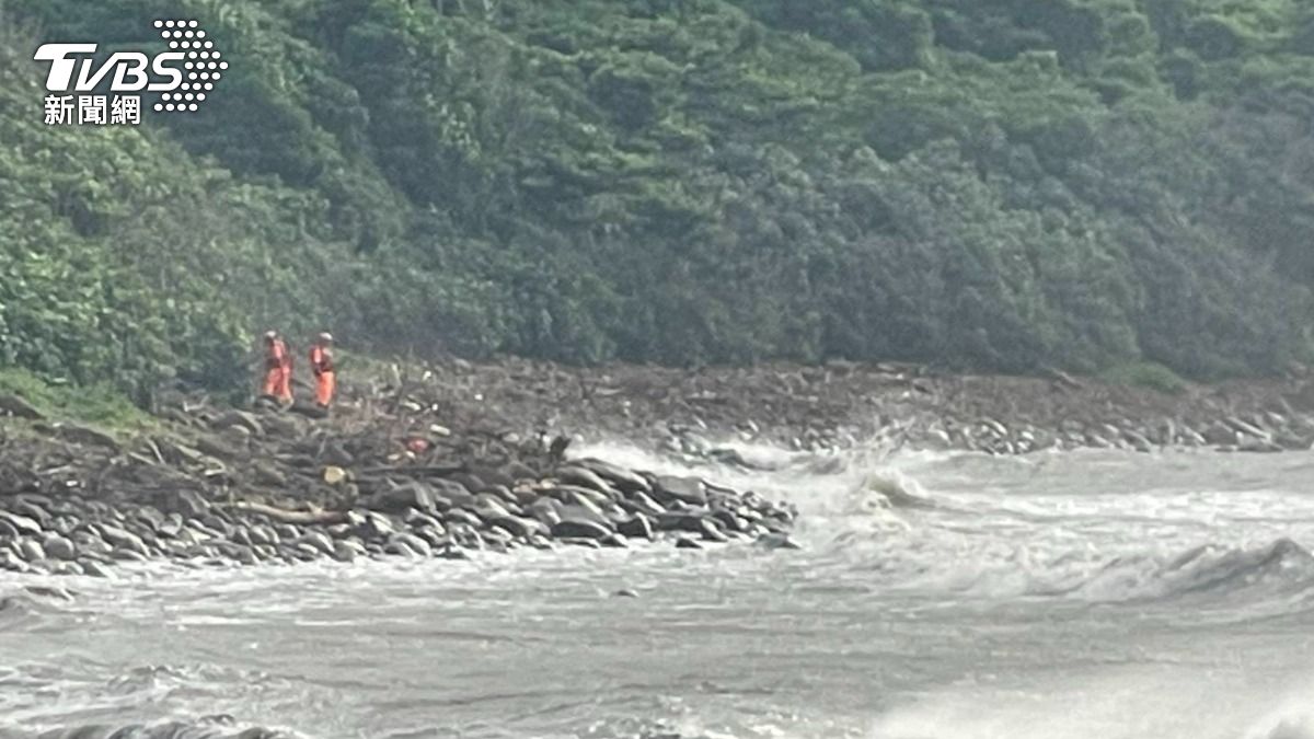 事發當時佳樂水港口海灘的浪高達2.3公尺,23日上午的浪高也超過1公尺,已達到管制標準。(圖/TVBS)