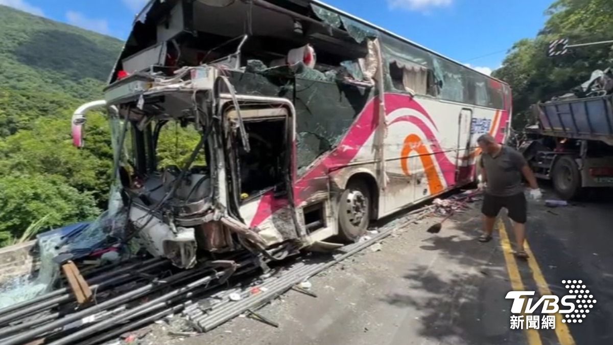 砂石車撞國光客運釀1死14傷!39歲男睡夢中遭撞不治。(圖/TVBS)