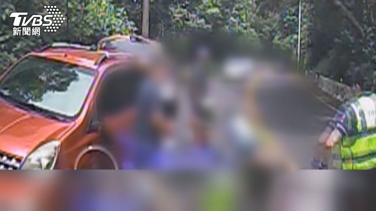 暑假騎單車奪命！國中生「下坡失控衝對向」　撞車身亡。(圖／消防隊提供)
