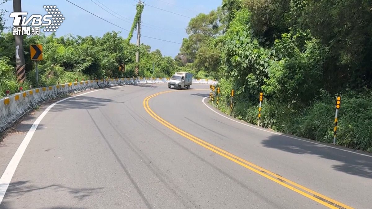 失控衝到對向車道，撞上一輛轎車，其中一名學生傷勢嚴重，送醫搶救後仍然宣告不治。(圖／消防隊提供)