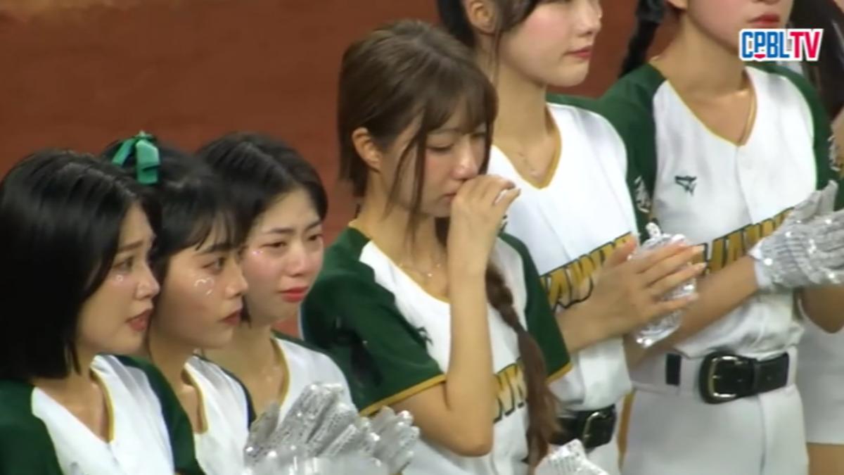 台鋼全隊配戴黑絲帶哀悼。(圖/CPBL)