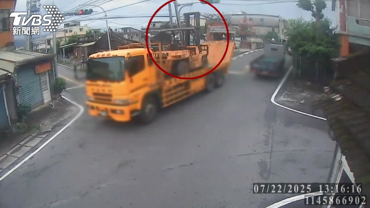 貨車載堆高機,升降軌勾到電線。(圖/TVBS)