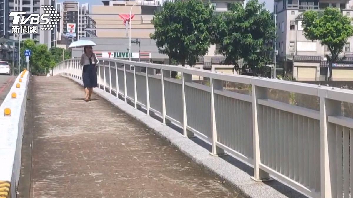 「不明桿座」藏人行道無警示，台中女子血濺路面縫11針。(圖／TVBS)
