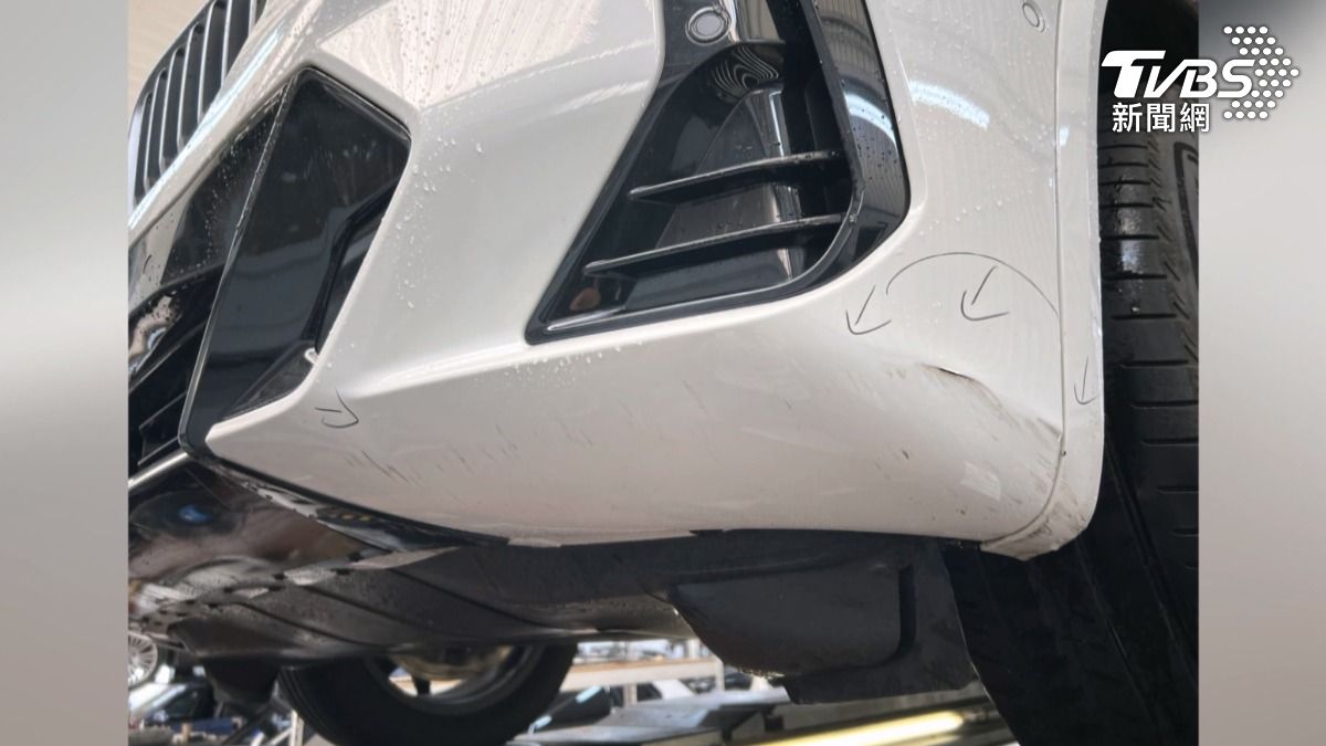 車子的前保桿毀損,底盤有嚴重擦痕,甚至還破了好幾個洞,光修理費就高達39萬(圖/TVBS)