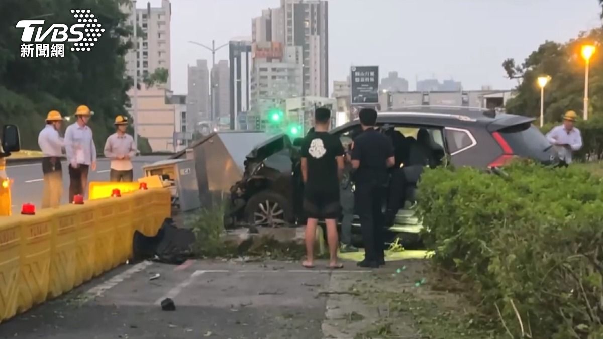 一輛自小客車拒絕警方攔查，逃逸5.5公里後撞上電箱，警一搜「副駕13歲、大量毒品、不明現金」（圖／TVBS