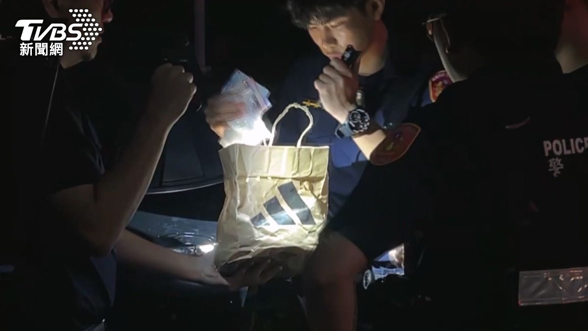 警方在車內搜出多種毒品，還發現一疊現金及多個紅包袋，來源至今不明。（圖／TVBS）