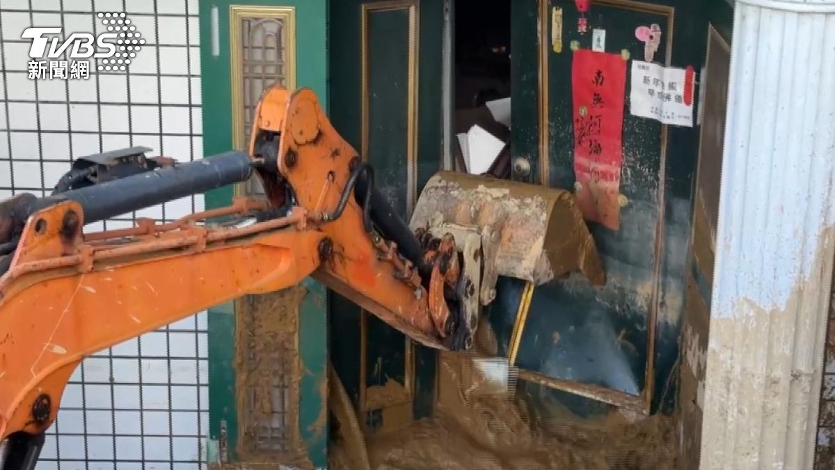 南投土石流肆虐！怪手撞破卡死鐵門，家具全毀神桌獨存。(圖／TVBS)