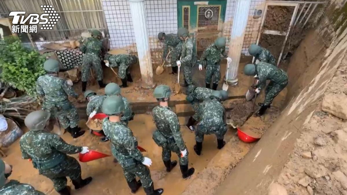 埔里民宅遭土石沖毀，國軍20人馳援清理家園。(圖／TVBS)