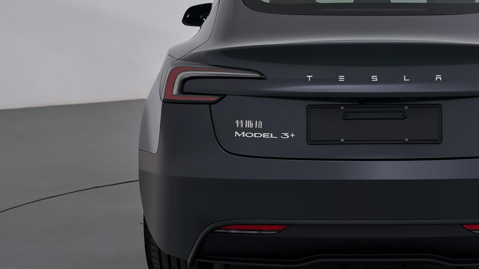 疑似後驅長程版Model 3在車尾標示「Model 3+」車名標誌。（圖／Tesla）