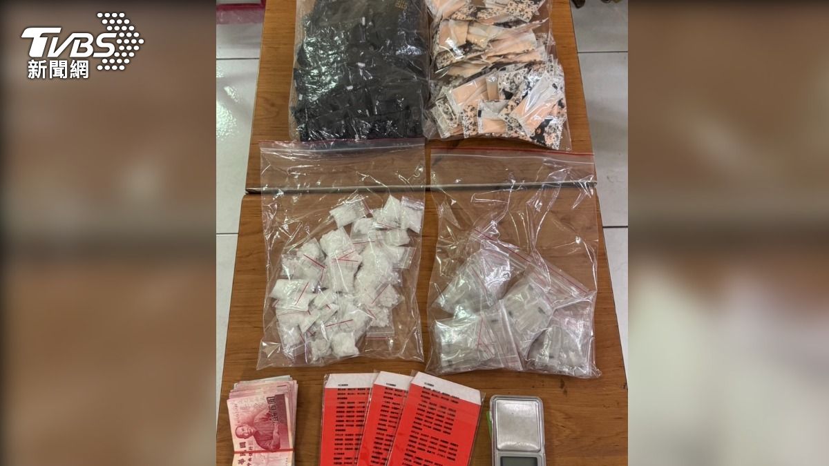 警方查獲多種毒品，包括二級毒品依托咪酯煙彈、三級毒品愷他命、咖啡包等違禁品，還發現一疊現金及多個紅包袋，（圖／TVBS）