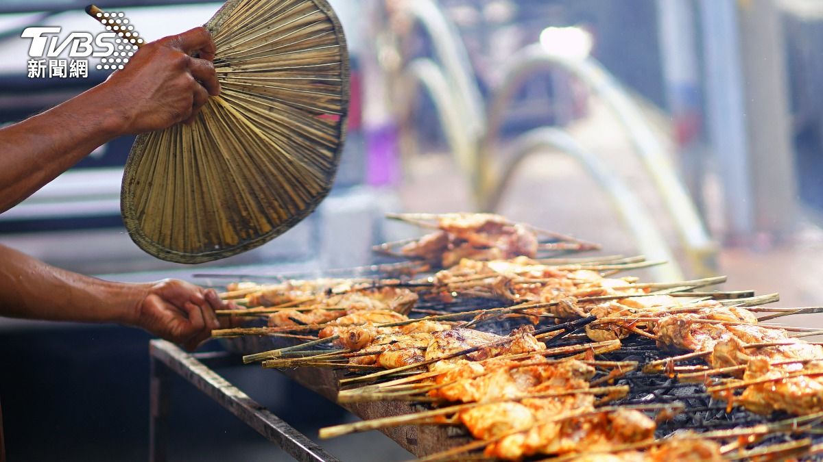 串串香讓她吃得很過癮，很可能因此種下癌因。（示意圖／shutterstock達志影像）
