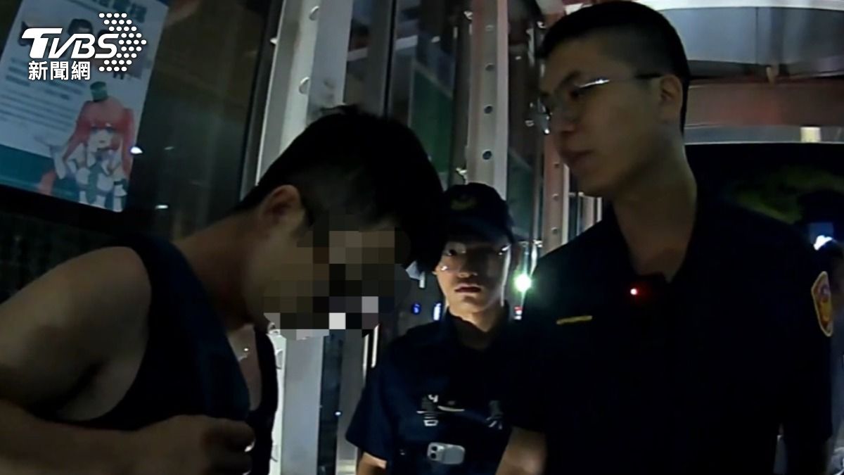 高捷廁所上一半出現鏡頭!竟是通緝犯偷拍 澳門遊客邊穿褲求救