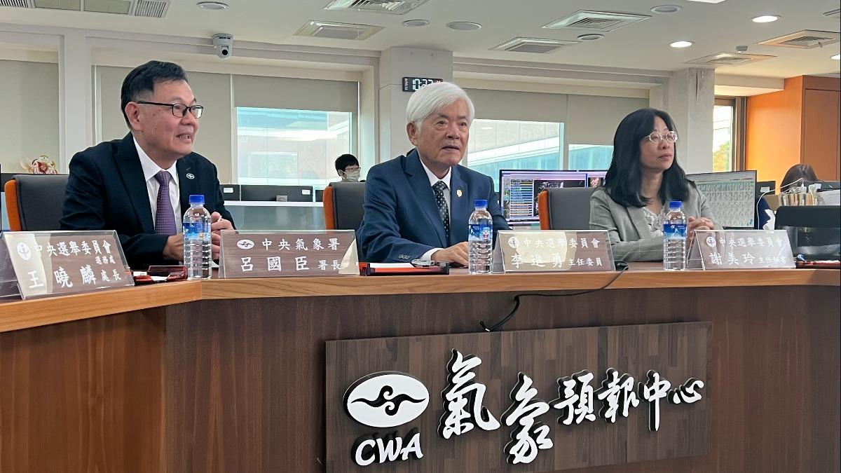 中選會主委李進勇(中)拜會交通部中央氣象署署長呂國臣(左)。(圖/中選會提供)