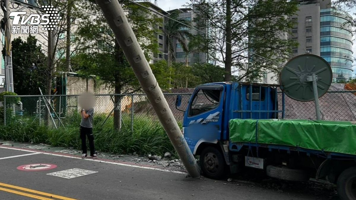 桃園男失控撞電桿,恐噴數萬元維修費。(圖/TVBS)