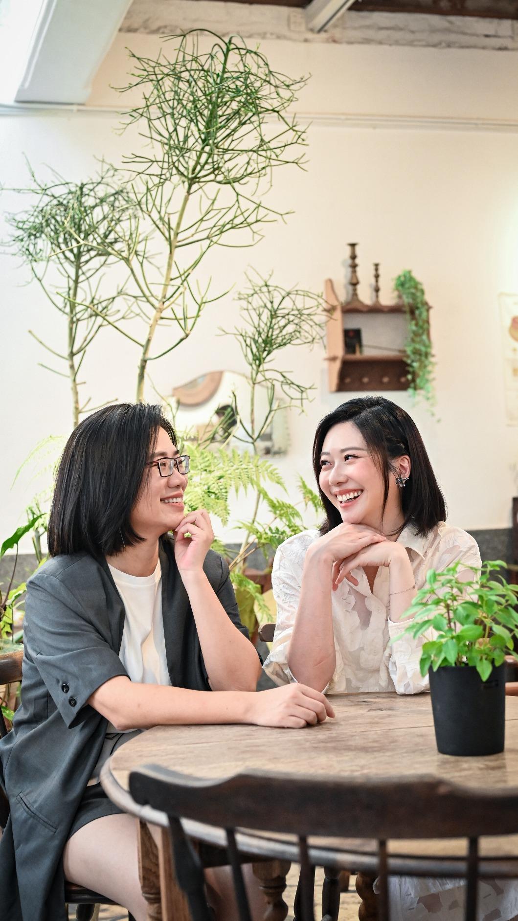 張景嵐(右)跨界主持。(圖/好丫提供)
