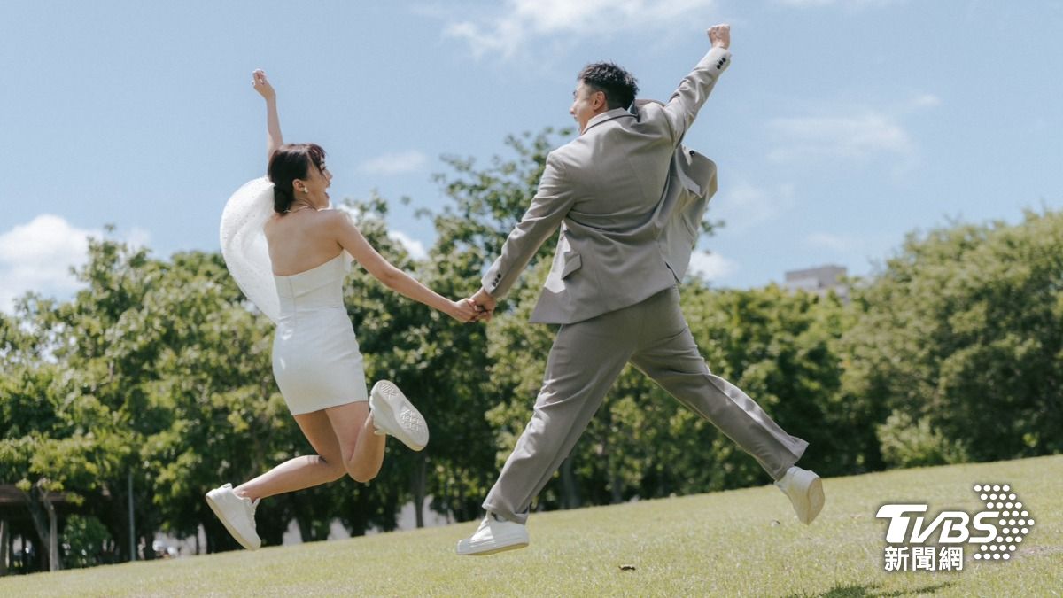 曾子余(右)登記完去附近公園拍婚紗照。(圖/TVBS)