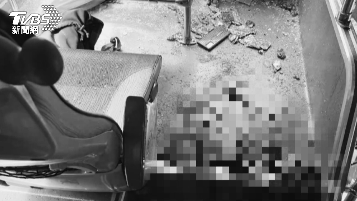 一名男子坐在左車身第一排位置,傷重死亡。(圖/TVBS)