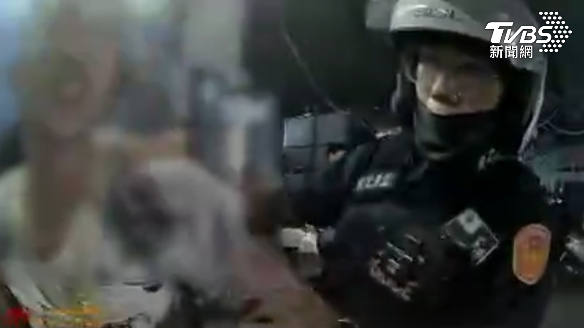 喝醉男子到高雄瑞豐夜市咆哮,警方到場仍然失控,警方依法實施保護管束。(圖/TVBS)