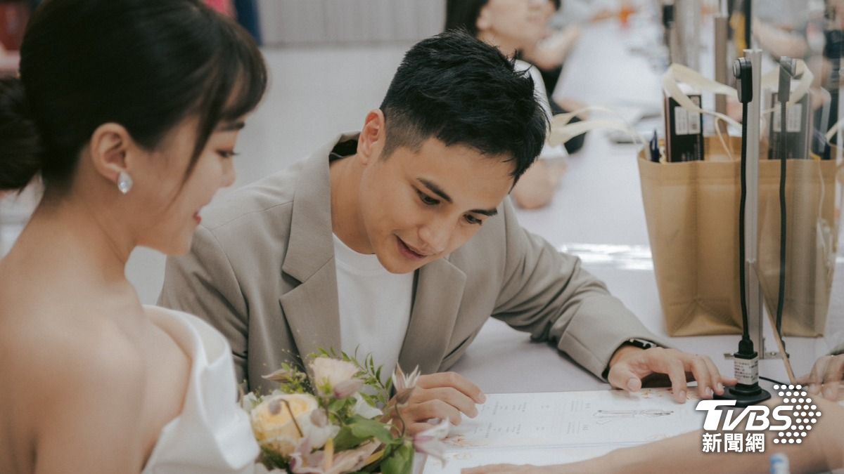 曾子余(右)和Grace在戶政事務所登記結婚。(圖/TVBS)