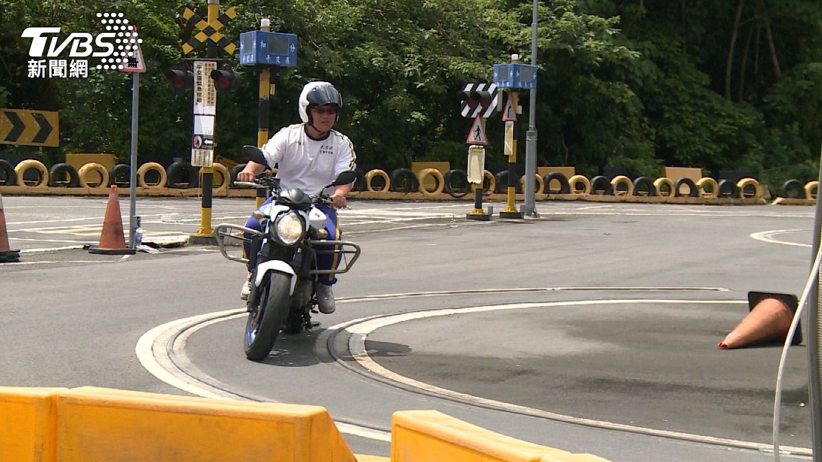 不少機車族趁暑假到駕訓班考大型重機駕照。（圖／TVBS） 