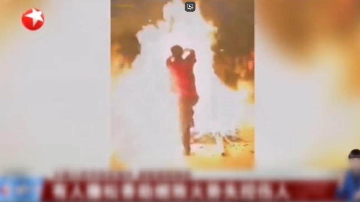 目擊者說有人在火堆周圍灑松香,導致跳過火堆的遊客瞬間變「火人」。(圖/上海東方衛視)