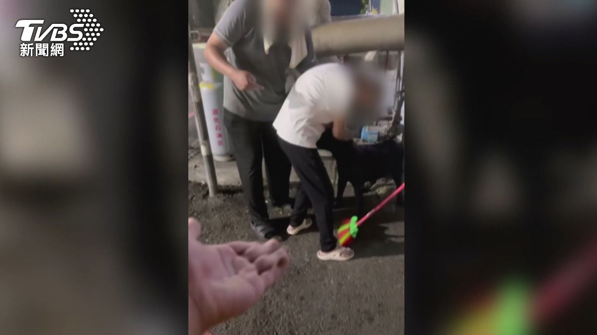 現炒店老闆和其母親一邊安撫自家的狗，一邊與騎士進行理論 。(圖／民眾提供)