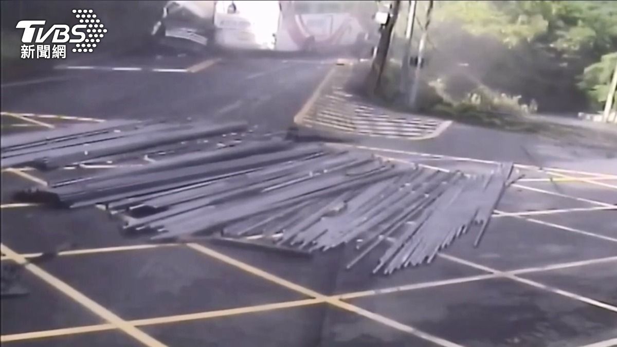 砂石車過彎失控,對撞國光客運,載運鋼條散落一地。 (圖/TVBS)