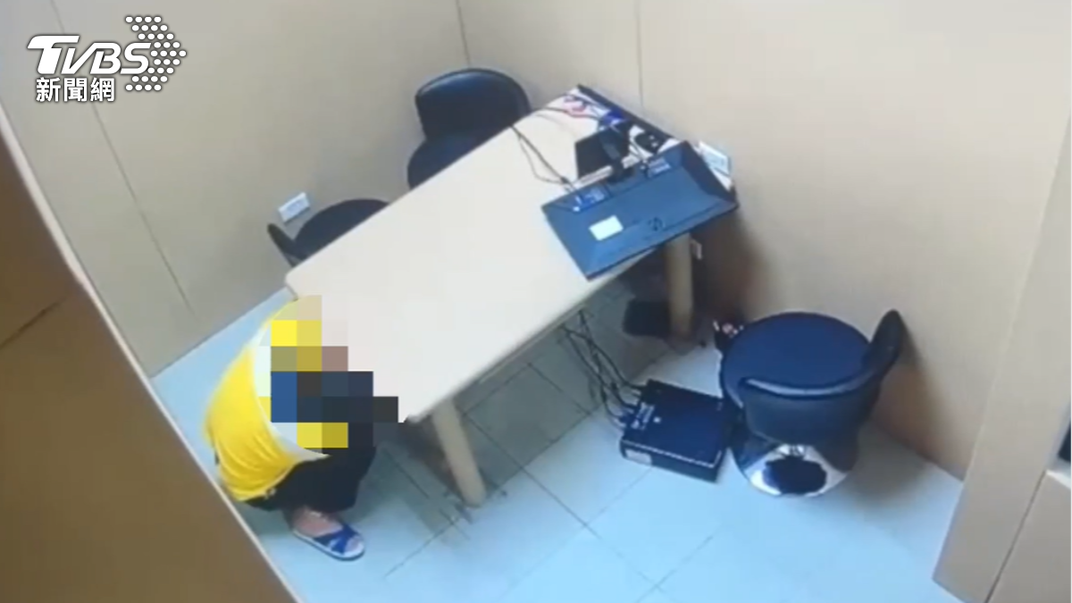 男不滿被保護管束,大鬧偵訊室。(圖/TVBS)