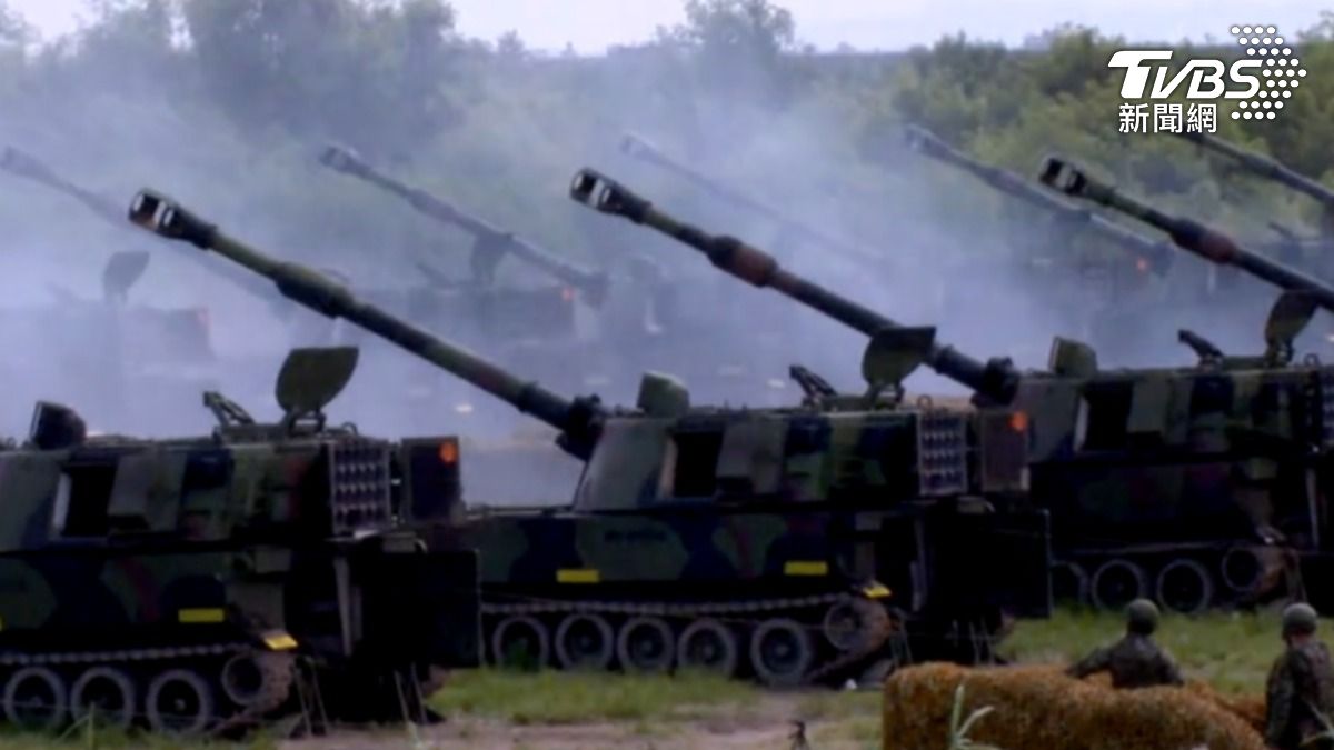 過去軍購計畫中，陸軍的火砲往往被列為清單後端，使得國軍的砲兵戰力遲遲無法達成現代化。（圖／TVBS）