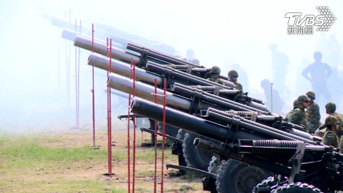 國軍現役火砲多屬純人力與傳統機械運作，在接戰效率上已漸不符作戰所需。（圖／TVBS）