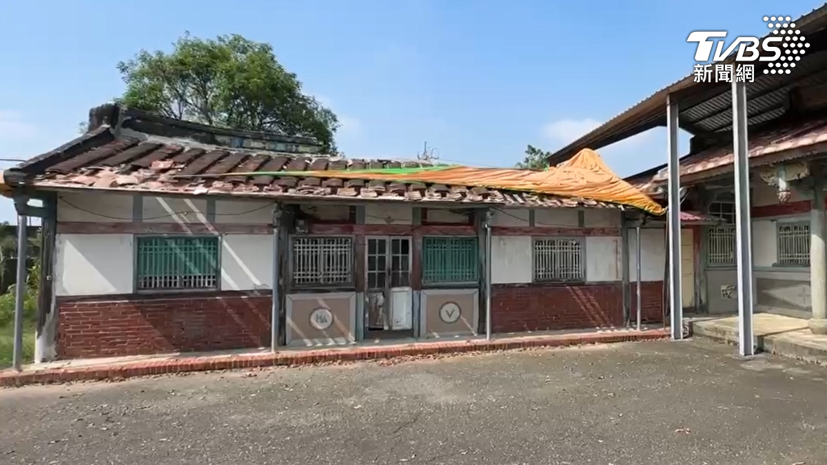 被列為歷史建築的「陳港宅第」遭受嚴重損害，最上方的正脊直接被強風吹斷。（圖／TVBS）